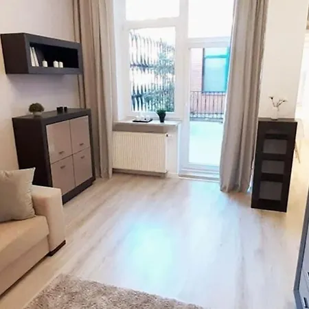 Rondo Onz Metro, Krochmalna 32a Street * Varsó