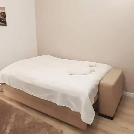 Rondo Onz Metro, Krochmalna 32a Street