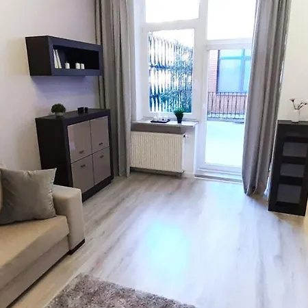 Rondo Onz Metro, Krochmalna 32a Street *