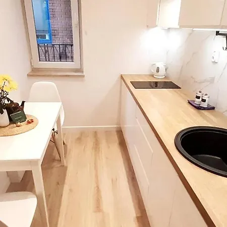 Rondo Onz Metro, Krochmalna 32a Street * وارسو