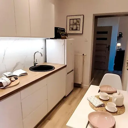 Rondo Onz Metro, Krochmalna 32a Street * وارسو