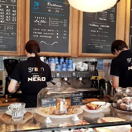 Rondo Onz Metro, Krochmalna 32a Street وارسو