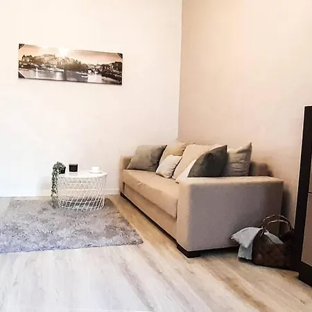 Rondo Onz Metro, Krochmalna 32a Street