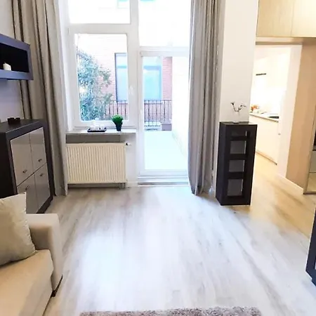 Rondo Onz Metro, Krochmalna 32a Street Varsó